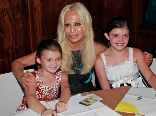Donatella With Children From The Starlight Children's Foundation